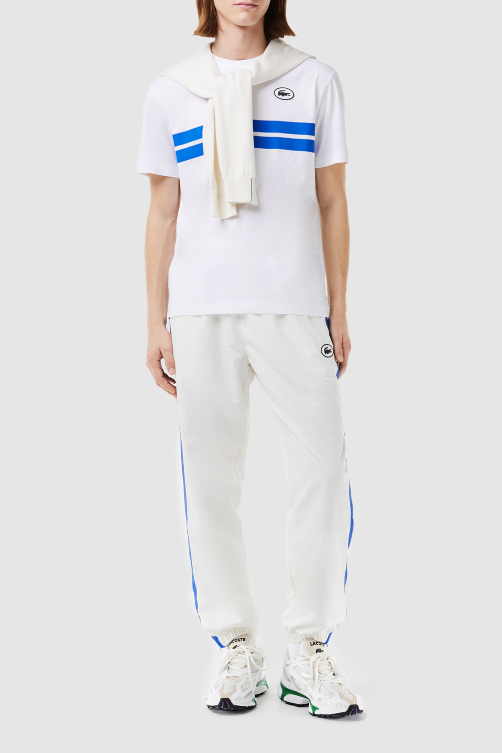 תמונת כל הלוק של חולצת טי